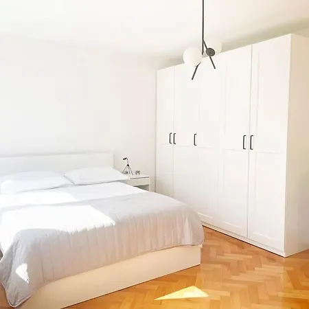 New Lovre With Balcony Split