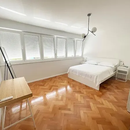 New Lovre With Balcony Apartman